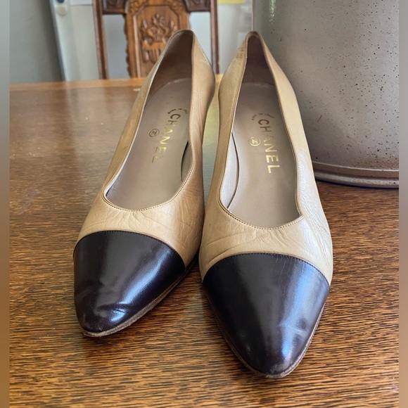 CHANEL Vintage Classic Cap Toe Two Toned Leather Kitten Heels Pumps | Size 9 - Picture 4 of 7
